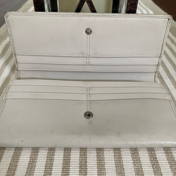 Authentic Coach slim wallet in good preowned condition. - Picture 4 of 9